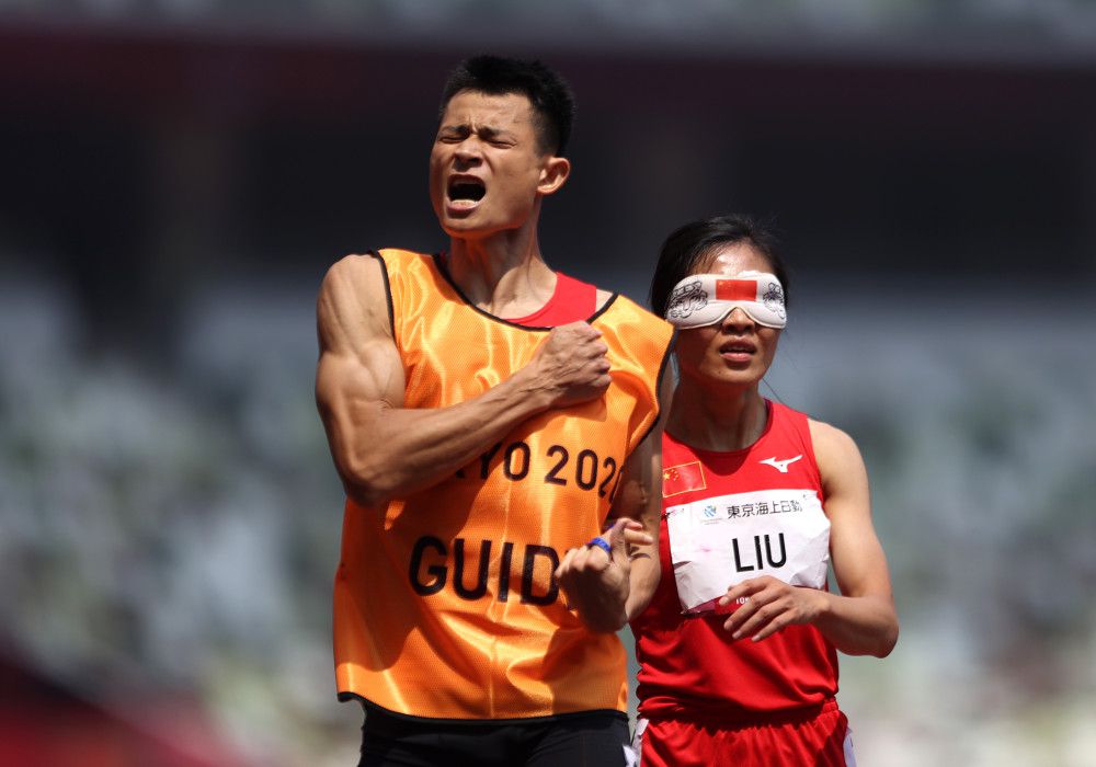 作为;替补成员的马乐更是经历了针灸、电钻、木穿等残酷修炼，也不知速成效果究竟如何？本次发布的《误杀2》概念海报乍看像是一篇孩子的手写作文：布满褶皱的田字格稿纸上，是儿童稚嫩的铅笔笔迹，作文标题为;我的爸爸，内容只有;砰！‘砰、砰’……三个字